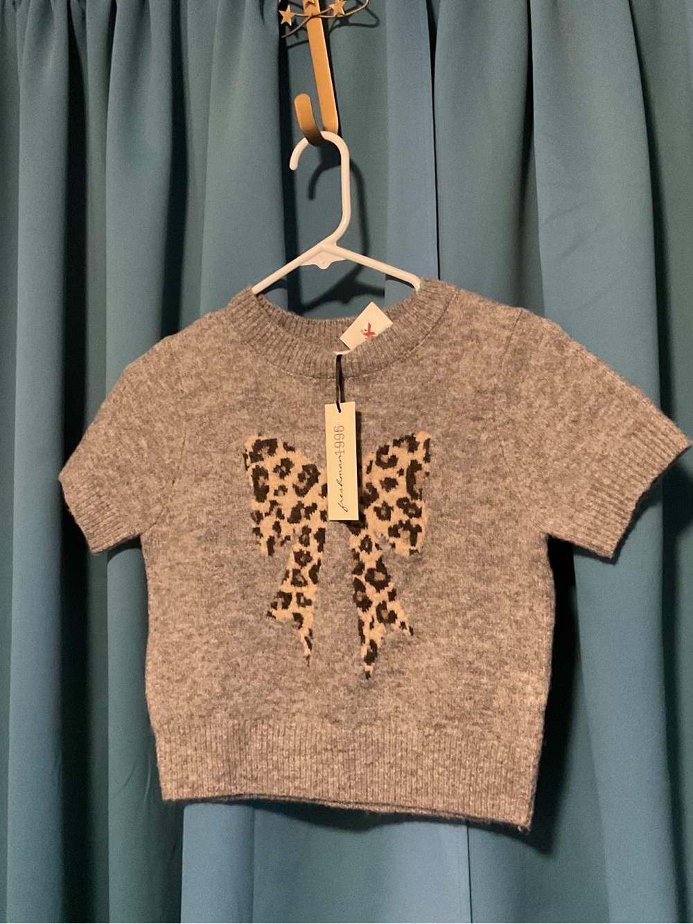 Freshman Gray Short-Sleeve Sweater with Leopard Bow